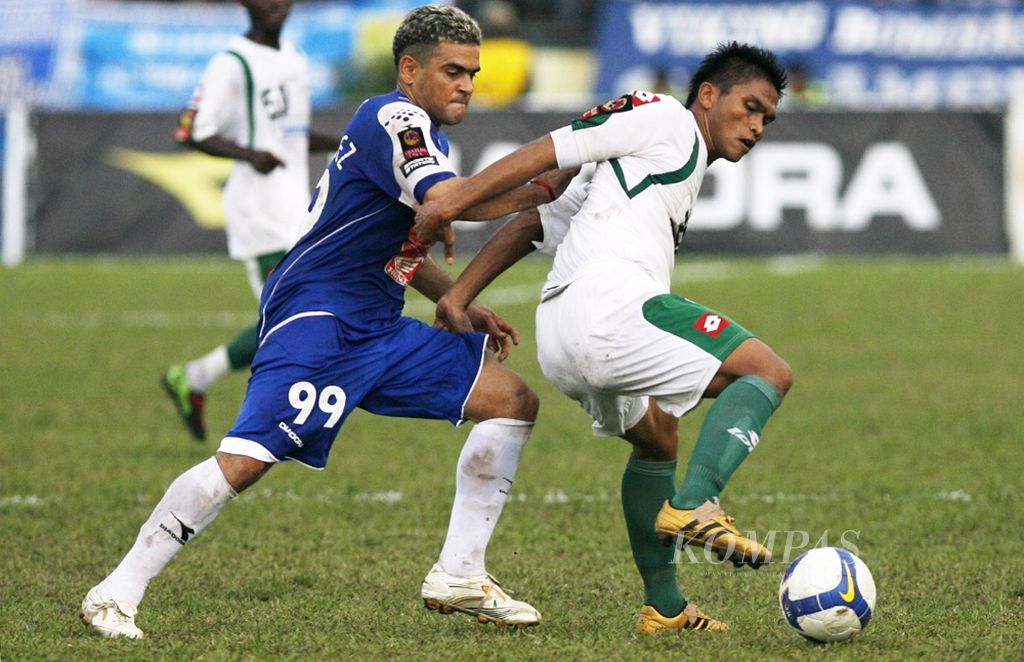 Striker Persib Bandung, Cristian Gonzales (kiri), berusaha merebut bola dari bek Persiwa Wamena, Ferly Afriansyah, dalam laga Djarum Liga Super Indonesia 2010 di Stadion Siliwangi, Bandung, Kamis (6/5/2010). Persib menang 3-0.