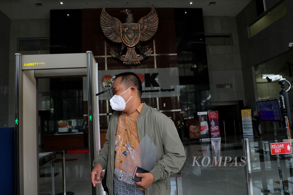 Koordinator Masyarakat Anti-korupsi Indonesia (MAKI) Boyamin Saiman mendatangi Gedung Komisi Pemberantasan Korupsi, Jakarta, Selasa (26/4/2022). 