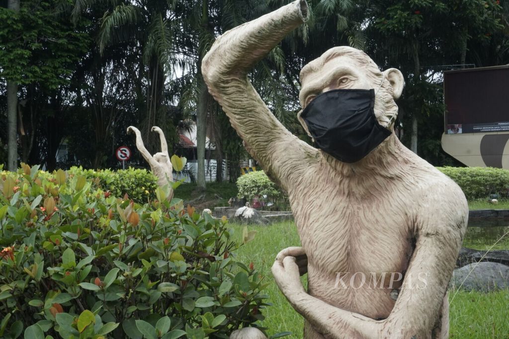 Foto karya wartawan Kompas Sucipto tentang patung kera yang dipasangi masker oleh warga di Perumahan Balikpapan Baru, Kelurahan Gunung Samarinda, Balikpapan Utara, Balikpapan, Kalimantan Timur, Jumat (31/7/2020).