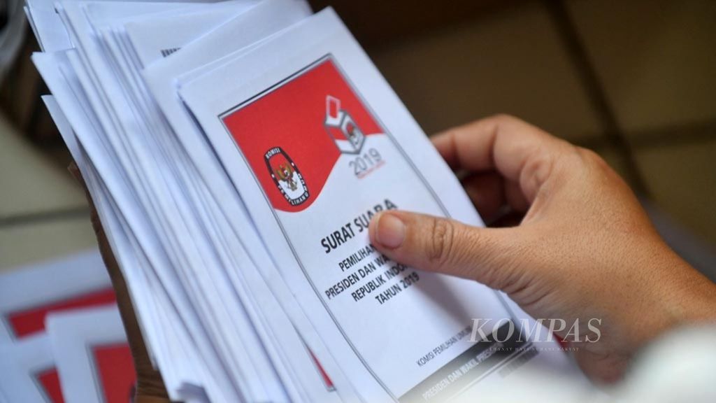 Tenaga kerja lepas menyelesaikan penyortiran dan pelipatan surat suara untuk pemilihan presiden pada Pemilu 2019 di Kantor KPU Jakarta Barat, Senin (18/2/2019).