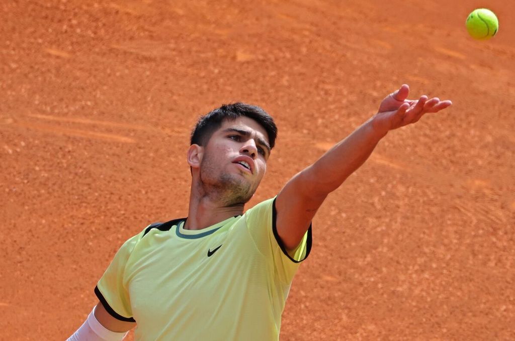 Carlos Alcaraz made a serve towards Alexander Shevchenko in the second round match of the ATP Masters 1000 Madrid tournament at Caja Magica, Madrid, on Friday (26/4/2024). Alcaraz won, 6-2, 6-1.