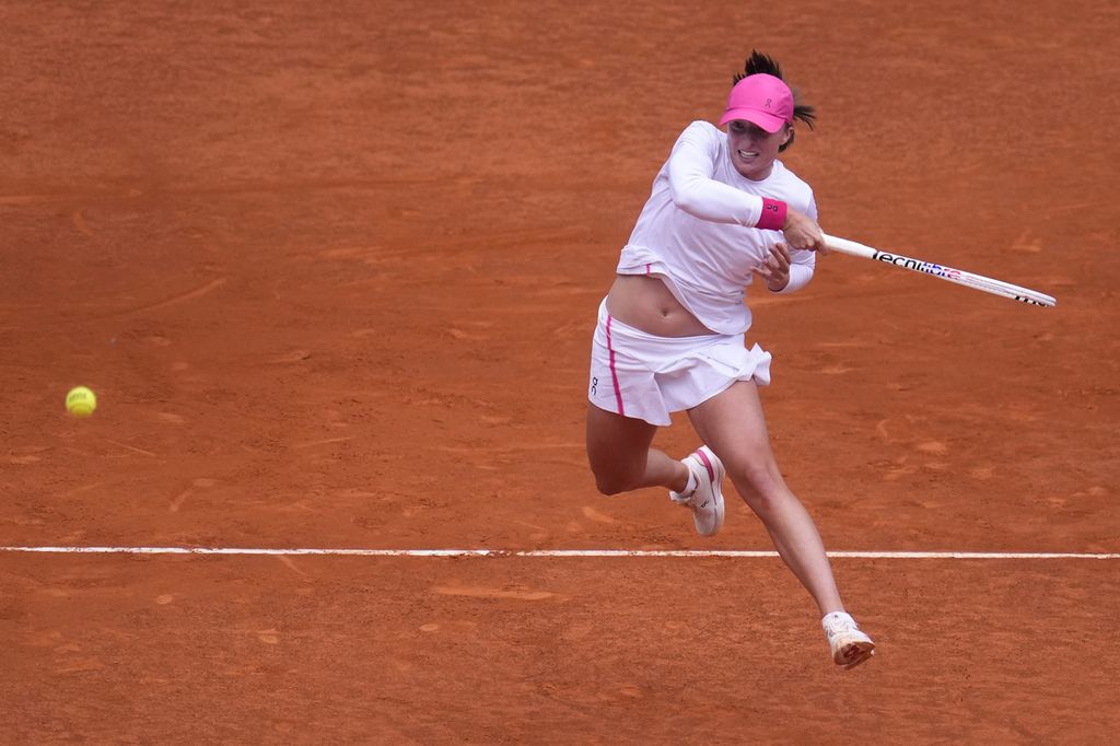 Polish tennis player Iga Swiatek faced American tennis player Madison Keys in the semifinals of the WTA 1000 Madrid at Manolo Santana Stadium, La Caja Magica, Madrid, Spain on Thursday (May 2, 2024) afternoon local time. Swiatek won with a score of 6-1, 6-3. Swiatek will face Aryna Sabalenka in the final round on Saturday (May 4, 2024).