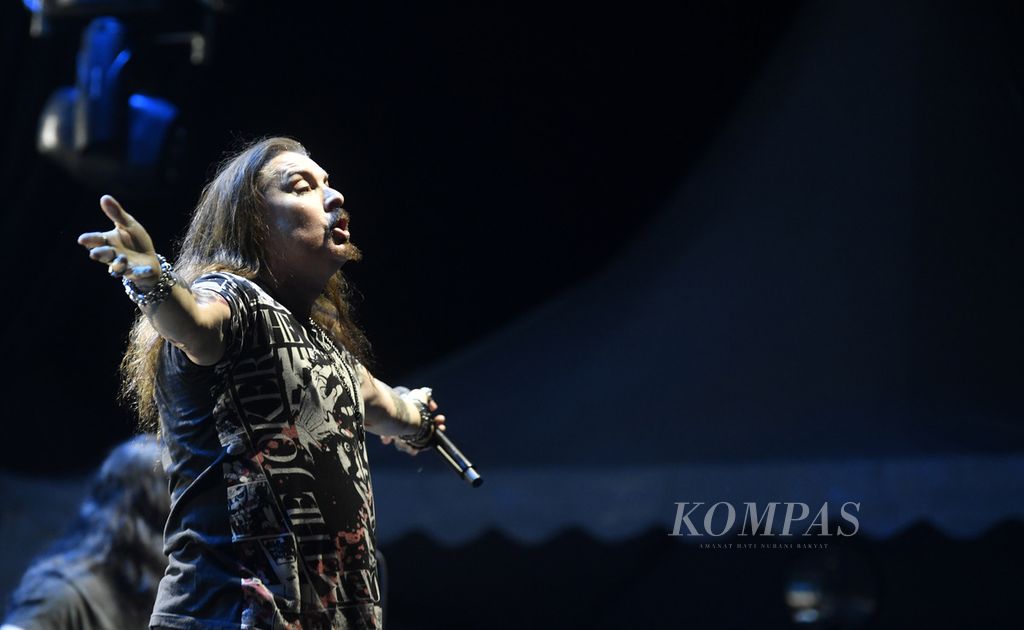 Vokalis Dream Theater, James Labrie, saat tampil dalam konser Dream Theater bertajuk Top of The World Tour di Stadion Manahan, Kota Surakarta, Jawa Tengah, Rabu (10/8/2022). 