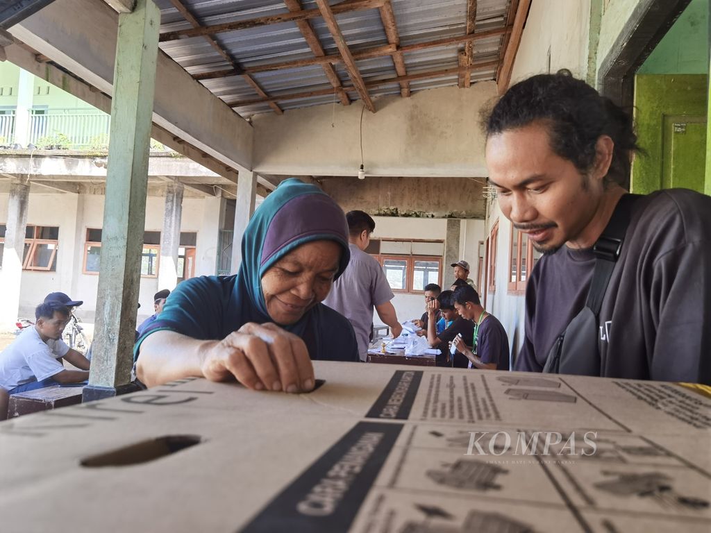 Seorang warga memasukkan kertas suara ke kotak suara usai mencoblos dalam pemilihan kepala dusun di Madrasah Ibtidaiyah Nahdlatul Wathan Kwang Jukut, Desa Pringgarata, Kabupaten Lombok Tengah, Nusa Tenggara Barat, Sabtu (18/3/2023). 