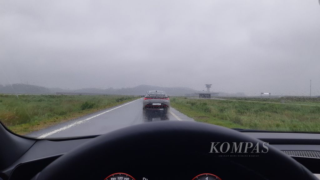 Hujan deras mengguyur sirkuit HMG Driving Experience Center, Taean, Provinsi Chungcheong Selatan, Korea Selatan, Jumat (14/7/2023), saat <i>Kompas </i>melakukan uji coba Hyundai Avante N.