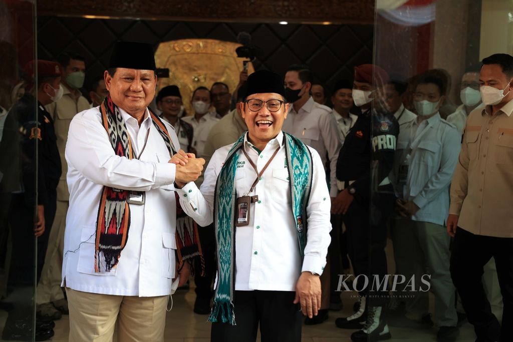 Ketua Umum Partai Gerindra Prabowo Subiyanto (kiri) bersama Ketua Umum Partai Kebangkitan Bangsa (PKB) Muhaimin Iskandar bersalam komando seusai mendaftar bersama untuk calon partai politik peserta Pemilu 2024 di Gedung Komisi Pemilihan Umum (KPU), Jakarta, Senin (8/8/2022). 