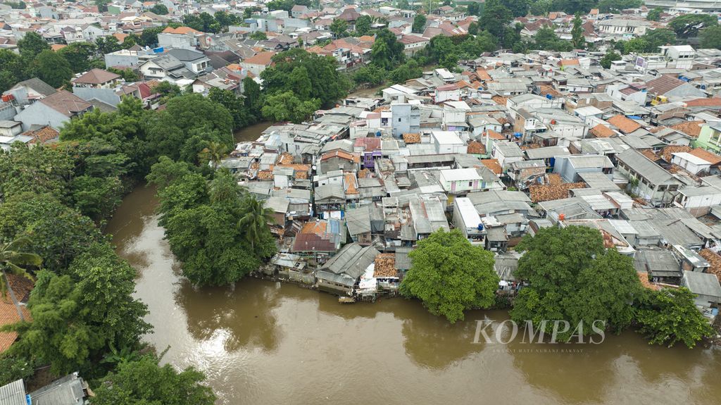 Aerial photo of the flow of the Ciliwung river in the Kampung Melayu area, Jatinegara, East Jakarta, which borders Bukit Duri, Tebet, South Jakarta, Friday (21/10/2022). Acting Governor of DKI Jakarta Heru Budi Hartono continues to normalize the Ciliwung River to handle floods in the capital city.