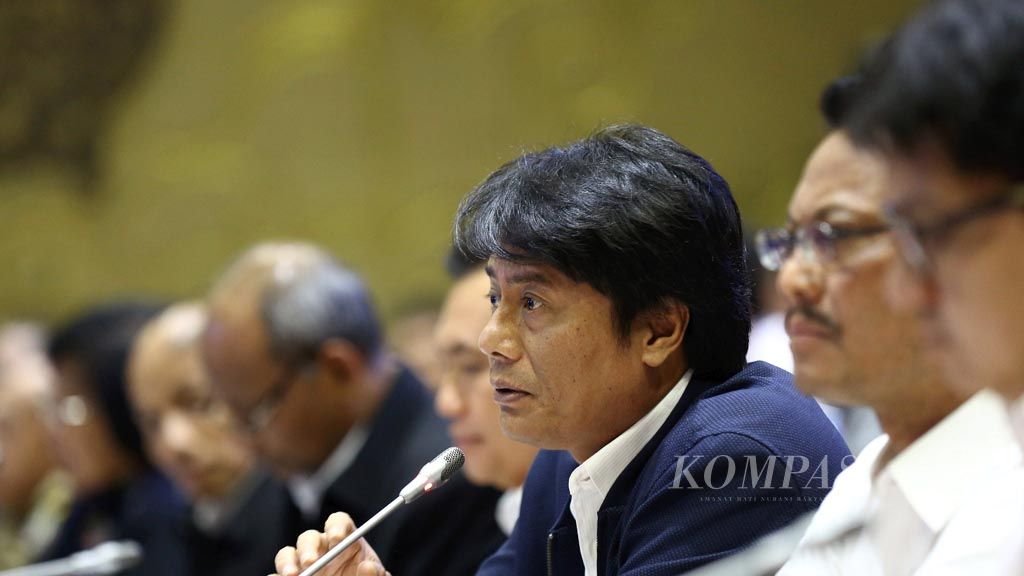 The president director of state-owned oil and gas company PT Pertamina, Elia Massa Manik, attends a working meeting with Commission VII of the House of Representatives in Senayan, Central Jakarta, on Monday (4/16/2018). The meeting, called to follow up on the oil spill in Balikpapan Bay, was also attended by Environment and Forestry Minister Siti Nurbaya Bakar and Deputy Energy and Mineral Resources Minister Arcandra Tahar.