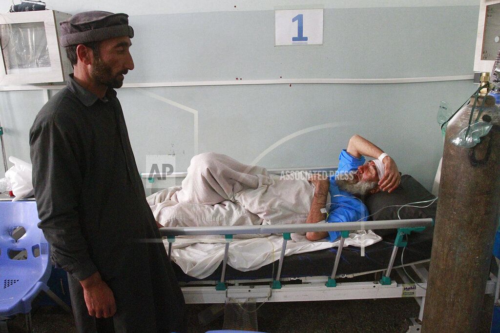 Seorang pria yang terluka dirawat di rumah sakit setelah serangan bom mobil di Provinsi Herat, barat Kabul, Afghanistan, Sabtu, 13 Maret 2021.  Dalam serangan terbaru pada Sabtu, 22 Januari 2022, selain menyebabkan tujuh orang tewas, juga sembilan orang dirawat akibat luka-luka yang mereka alami.