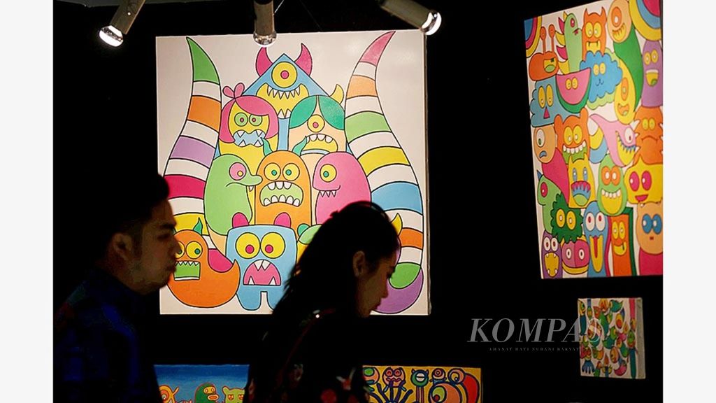 Pengunjung menyaksikan karya pengidap gangguan bipolar Hana Madness yang dipamerkan bersama karya Pakwi, dan Anfield Wibowo dalam Art Festival di Ciputra World 1, Kuningan, Jakarta Selatan, Sabtu (22/10). 
