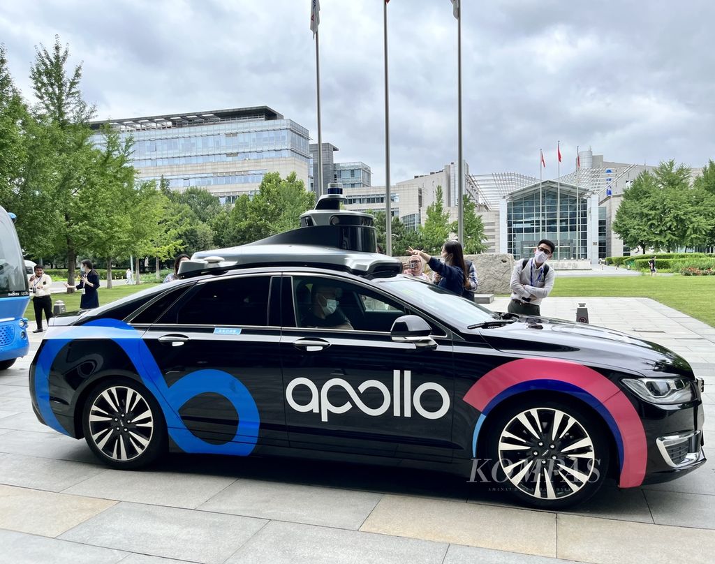 Mobil tanpa sopir dikembangkan perusahaan Baidu dengan AI. Mobil ini sudah beroperasi dalam bentuk taksi dan akan segera dipasarkan mulai tahun depan.