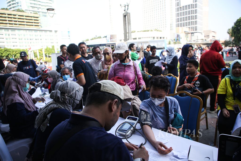 Antusiame masyarakat untuk mendapatkan vaksin Covid-19 di puncak peringatan Hari Kesehatan Nasional Ke-59 di hari bebas kendaraan bermotor  di kawasan Bundaran Hotel Indonesia, Jakarta Pusat, Minggu (17/12/2023). 