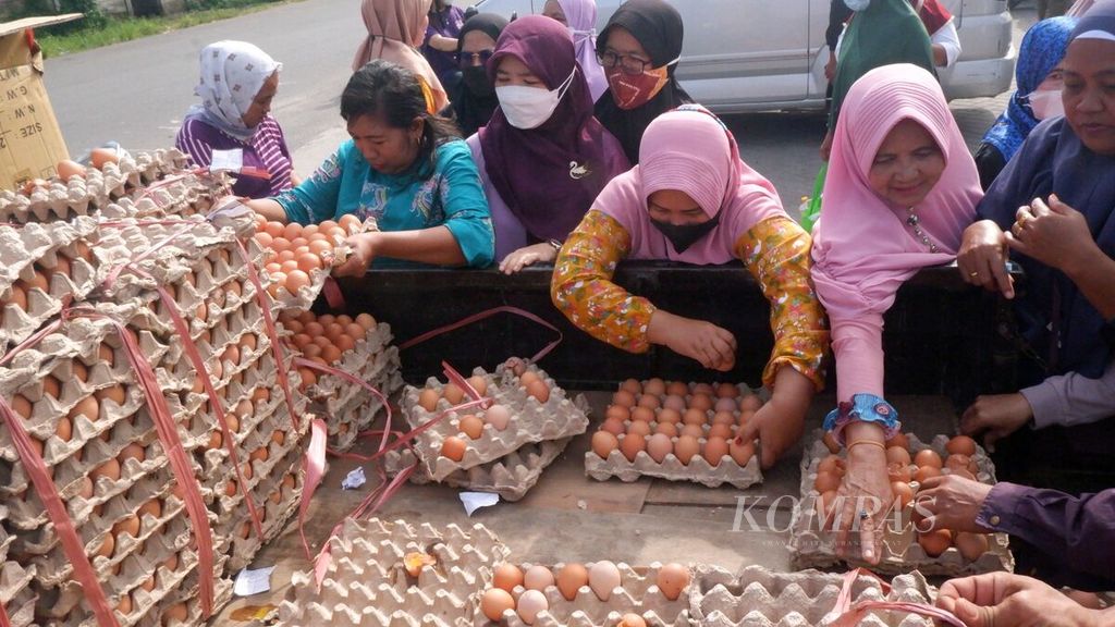 Warga memilih telur ayam ras yang dijual dalam kegiatan pasar murah untuk pengendalian inflasi pangan setelah kenaikan harga bahan bakar minyak di Lapangan Kamboja, Banjarmasin Tengah, Kota Banjarmasin, Kalimantan Selatan, Kamis (15/9/2022).