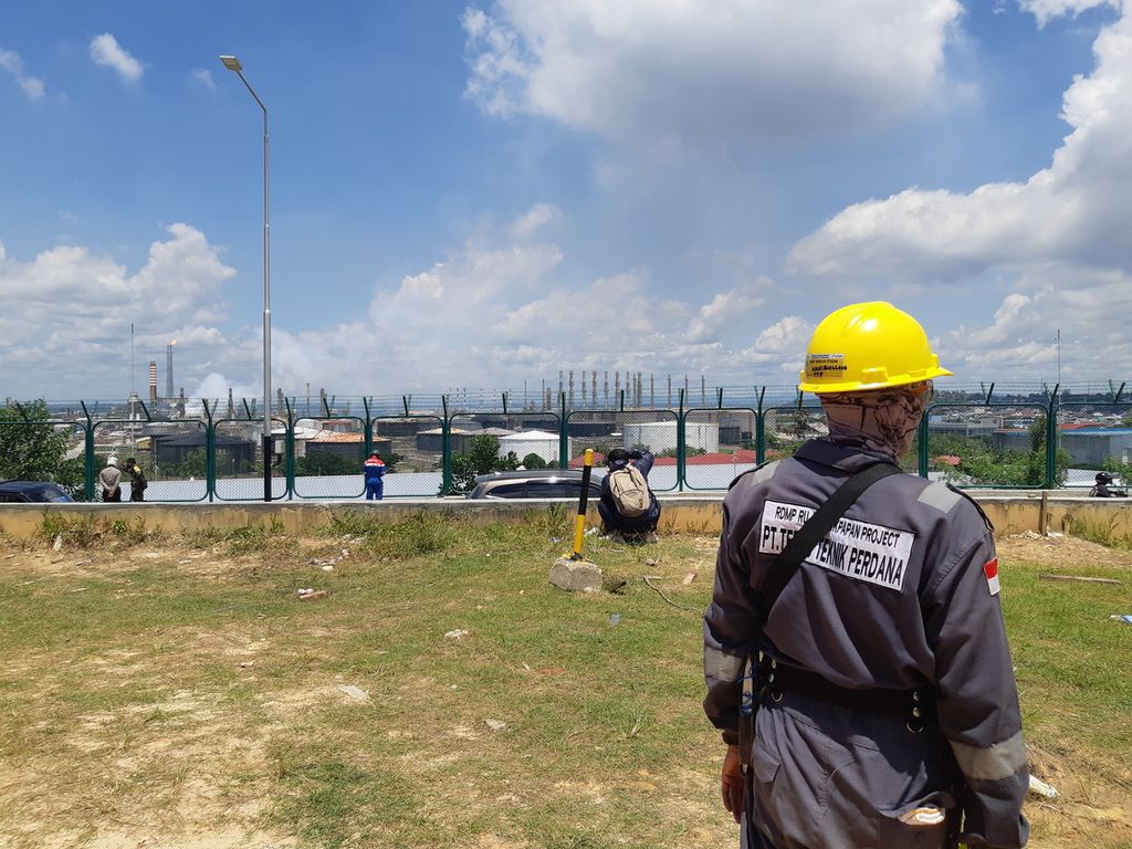 Seorang pekerja melihat asap membubung di salah satu pabrik di area kilang milik Pertamina di Kota Balikpapan, Kalimantan Timur, Jumat (4/3/2022).