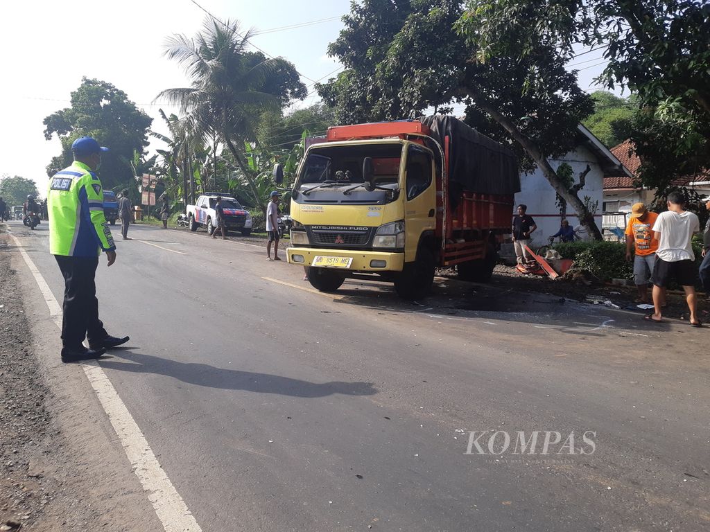 Kecelakaan beruntun melibatkan truk dan 2 mobil di Kemranjen, Banyumas, Jawa Tengah, Jumat (20/5/2022). Satu orang meninggal dalam kecelakaan ini.