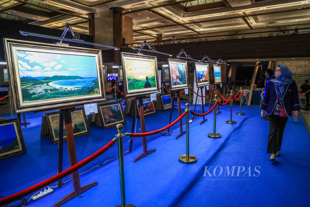 Sebanyak 20 cetakan lukisan karya Presiden keenam RI Susilo Bambang Yudhoyono dipamerkan saat Rapat Pimpinan Nasional Partai Demokrat di Jakarta, Jumat (16/9/2022). Melukis menjadi hobi presiden keenam RI itu untuk mengisi waktu 