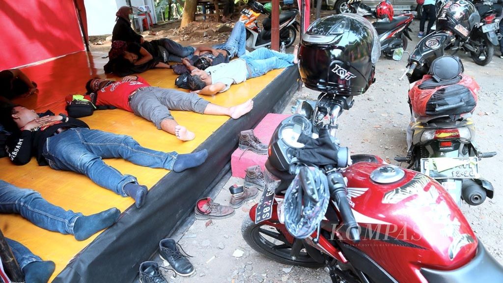  Pengendara sepeda motor beristirahat di salah satu posko mudik di daerah Alas Roban Batang, Jawa Tengah, Juni 2018.