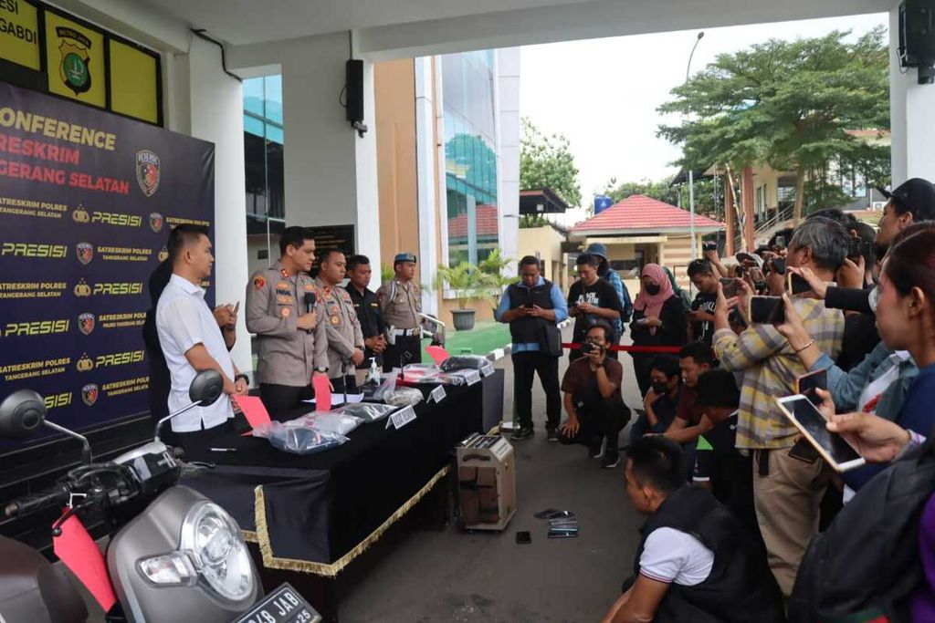 Konferensi pers penangkapan tujuh pelaku pelemparan batu terhadap bus Persis Solo di Polres Tangerang Selatan, Kota Tangerang Selatan, Banten, Senin (30/1/2023).