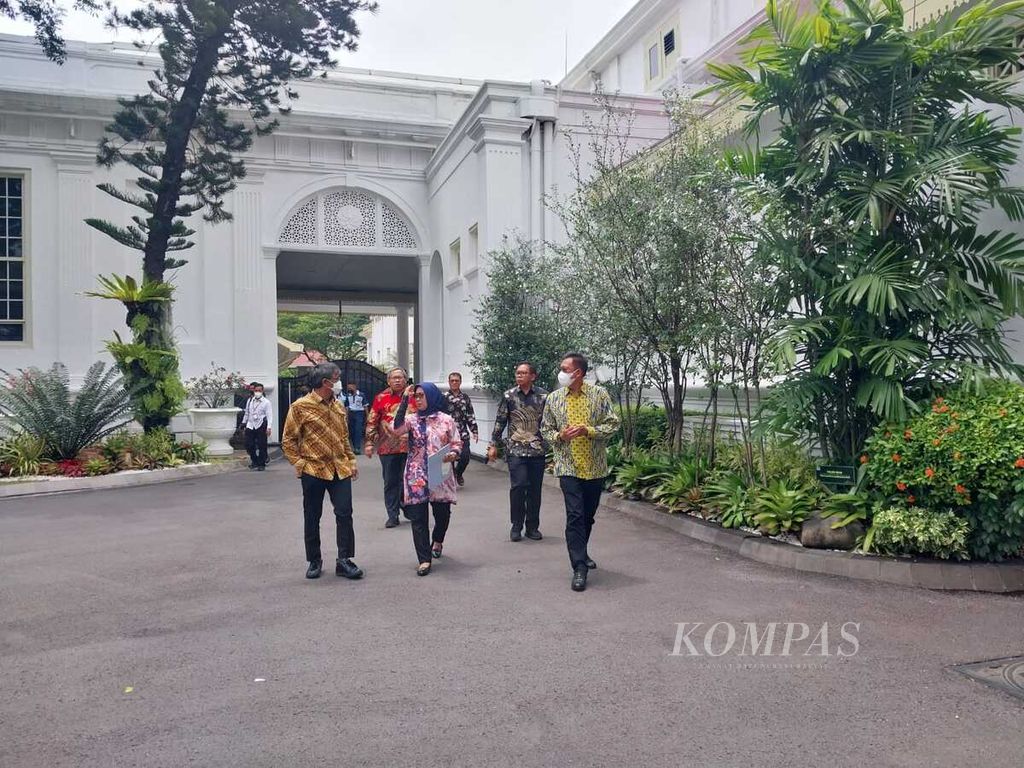 Jajaran Dewan Pers periode 2022-2025 berjalan keluar dari kompleks Istana Kepresidenan, seusai beraudiensi dengan Presiden Jokowi di Istana Kepresidenan, Jakarta, Senin (6/2/2023). 