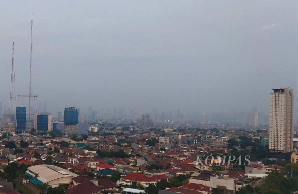 Polusi pada Senin (11/7/2022) sore, menutup pemandangan gedung-gedung tinggi di Kota Jakarta.