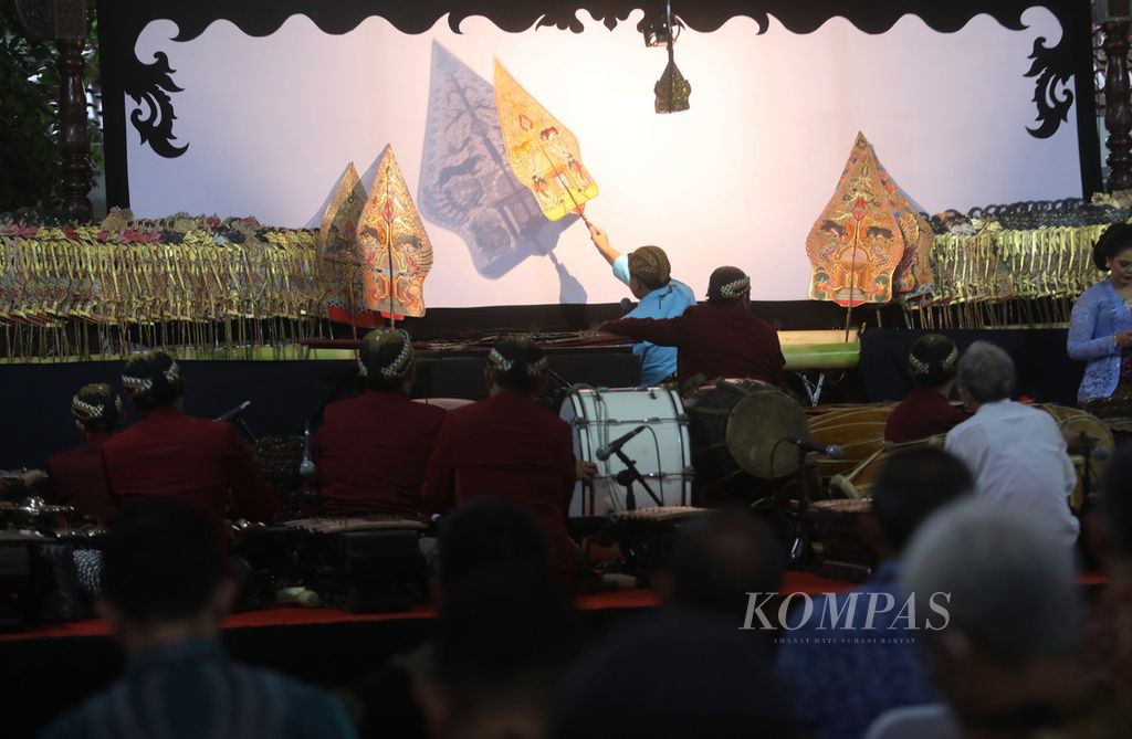 Suasana pergelaran wayang kulit dengan lakon "Babad Wanamarta" di kompleks Kementerian Koordinator Bidang Pembangunan Manusia dan Kebudayaan, Jakarta, Jumat (4/11/2022). 