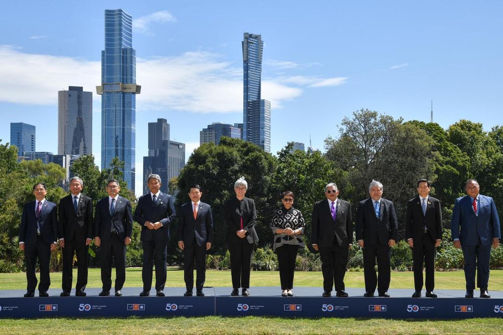 Menteri Luar Negeri RI Retno LP Marsudi (lima dari kanan) dan para koleganya dari Australia dan ASEAN di sela KTT Khusus ASEAN-Australia di Melbourne, Australia, Rabu (6/3/2024).