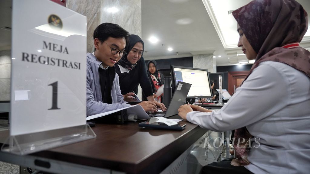 Suasana meja registrasi dan pelayanan berkas pelaporan saat digelar Simulasi Pendaftaran Pengajuan Perselisihan Hasil Pemilu (PHPU) di Mahkamah Konstitusi, Jakarta, Rabu (6/3/2024).