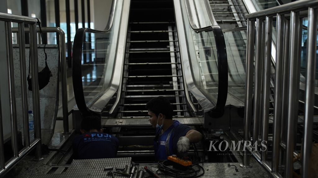 Pekerja memperbaiki eskalator yang rusak di Stasiun Manggarai, Selasa (24/5/2022). Eskalator menjadi salah satu akses pindah peron di Stasiun Manggarai.