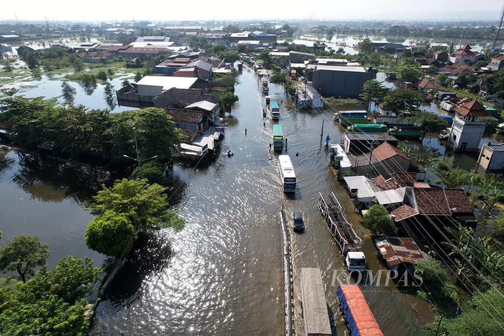 Lanskap jalan lingkar timur Kudus di Kecamatan Jati, Kudus, Jawa Tengah, masih tergenang banjir, Jumat (3/3/2023). Hujan lebat yang turun sejak lebih dari sepekan menyebabkan empat kecamatan di Kudus kebanjiran. 