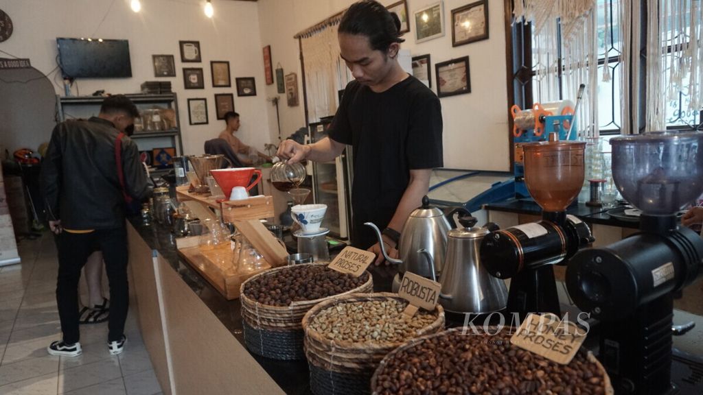 Suasana di salah satu kedai kopi di Bandar Lampung, Minggu (19/1/2020). Gaya hidup minum kopi membuat usaha kedai kopi semakin berkembang di Lampung.