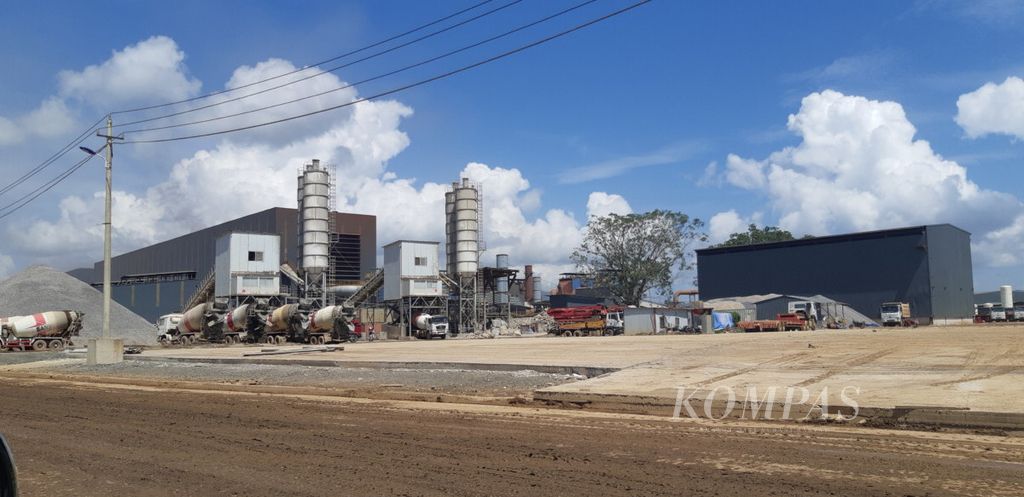 Tampak depan area pabrik pengolahan dan pemurnian atau smelter berbasis nikel milik PT Virtue Dragon Nickel Industry di Konawe, Sulawesi Tenggara, pada Senin (25/2/2019).