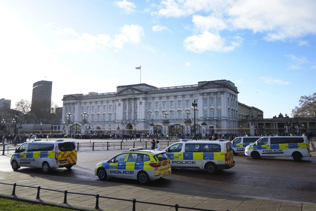 Beberapa kendaraan polisi terlihat di dekat Istana Buckingham di London, Inggris, 9 Januari 2023. 