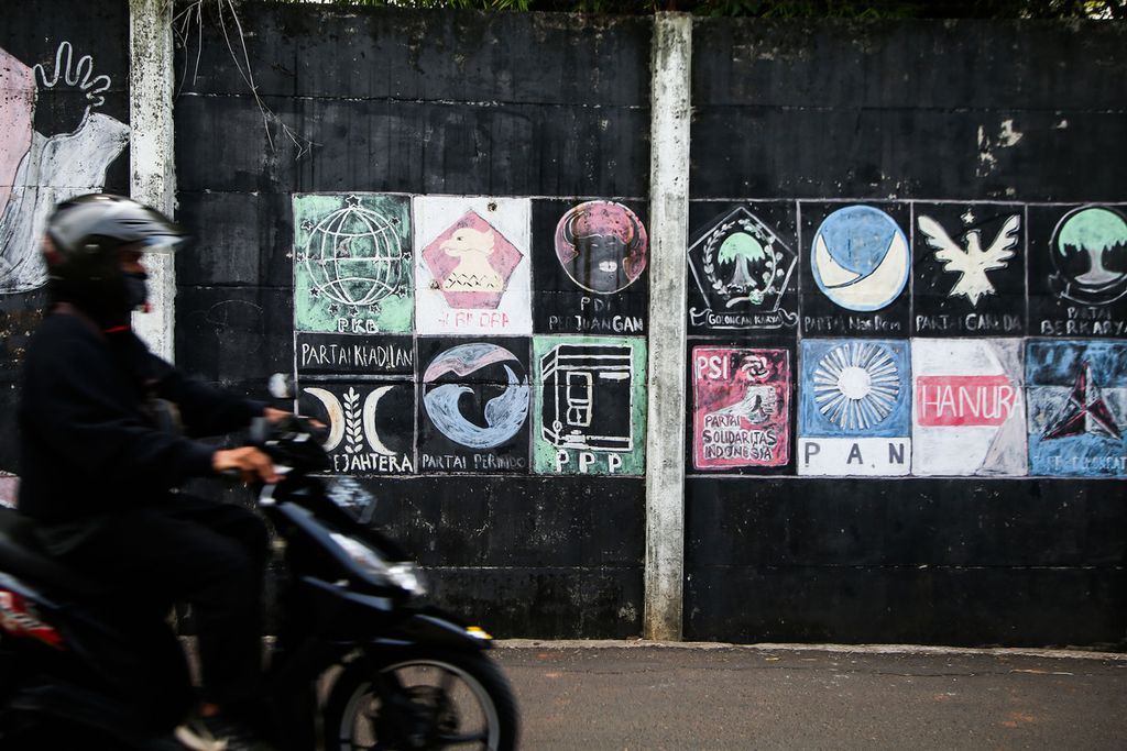 Lambang partai politik peserta Pemilu 2019 tergambar di sebuah tembok di kawasan Gandaria, Jakarta, Minggu (24/10/2021). 