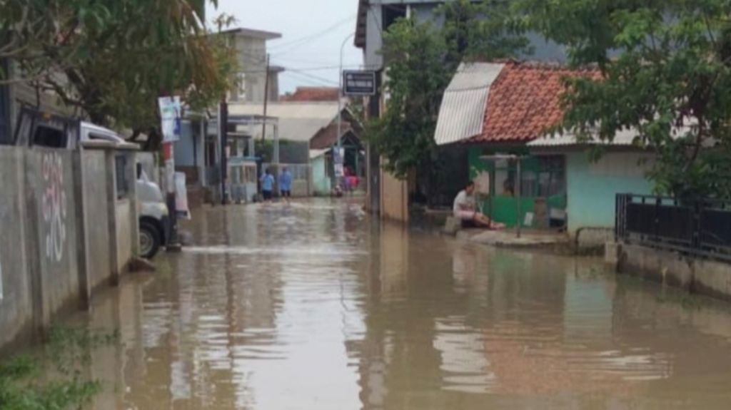 Banjir merendam permukiman warga di Kabupaten Bandung, Jawa Barat, Selasa (9/1/2024). Total ada 116 rumah yang terdampak banjir di Kabupaten Bandung.
