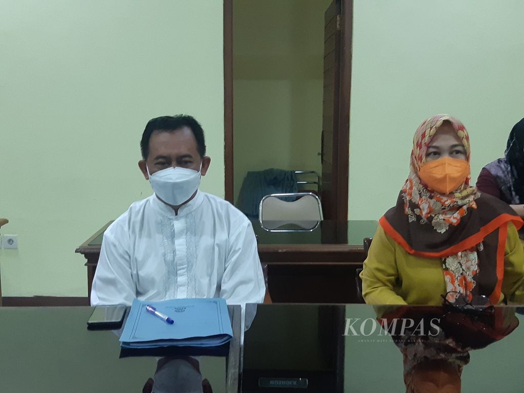 Direktur RSD Gunung Jati Katibi (pakaian putih) menyampaikan keterangan kepada awak media di Cirebon, Jawa Barat, Jumat (21/10/2022).