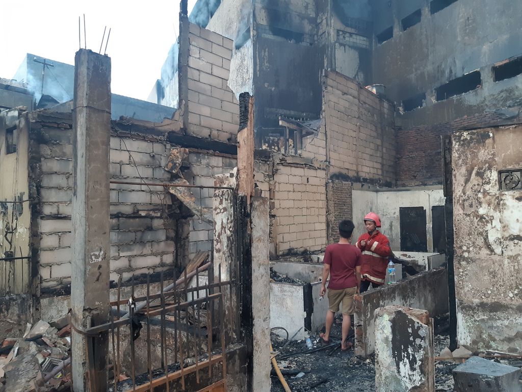 Warga mengais puing-puing sisa kebakaran di Jalan Batu Ceper, Kelurahan Kebon Kelapa, Kecamatan Gambir, Jakarta Pusat, Minggu (24/4/2022) sore. Kebakaran yang terjadi pada Minggu pagi menghanguskan 39 rumah warga.