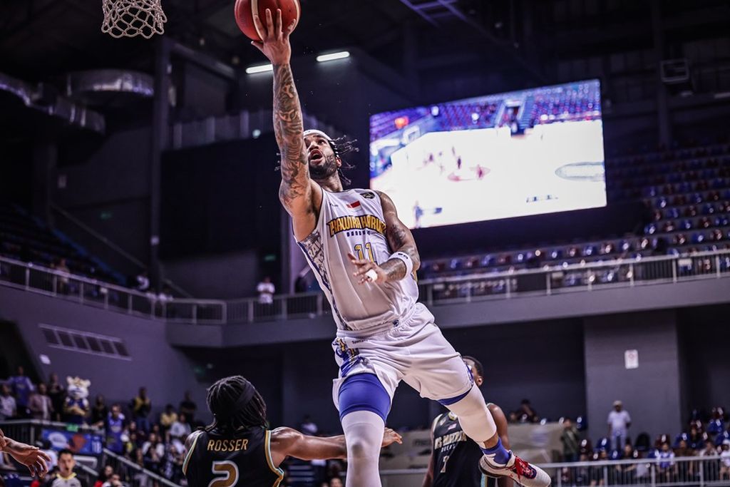 <i>Forward </i>Private Harum Bandung, Brandone Francis, contributed a total of 31 points and 5 <i>rebounds </i>in the second round qualifying match for the 2024 Asian Basketball Champions League versus NS Matrix Deers at the Britama Arena Stadium, Friday (26/4/2024) evening WIB. However, this contribution was not enough to bring Prawira to victory.