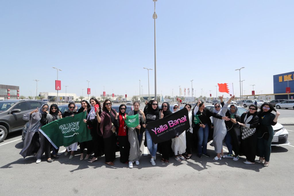 Perempuan Bahrain dan Saudi merayakan pencabutan larangan mengemudi perempuan di Arab Saudi timur, 24 Juni 2018.