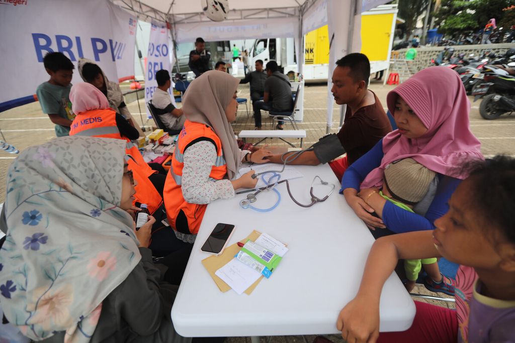Sukarelawan memeriksa kesehatan warga korban banjir yang mengungsi di posko Masjid Universitas Borobudur, Jakarta Timur, Sabtu (4/1/2020). Sejumlah bentuk bantuan dari lembaga sosial dan sukarelawan masih mengalir pascabanjir di kawasan Jabodetabek.