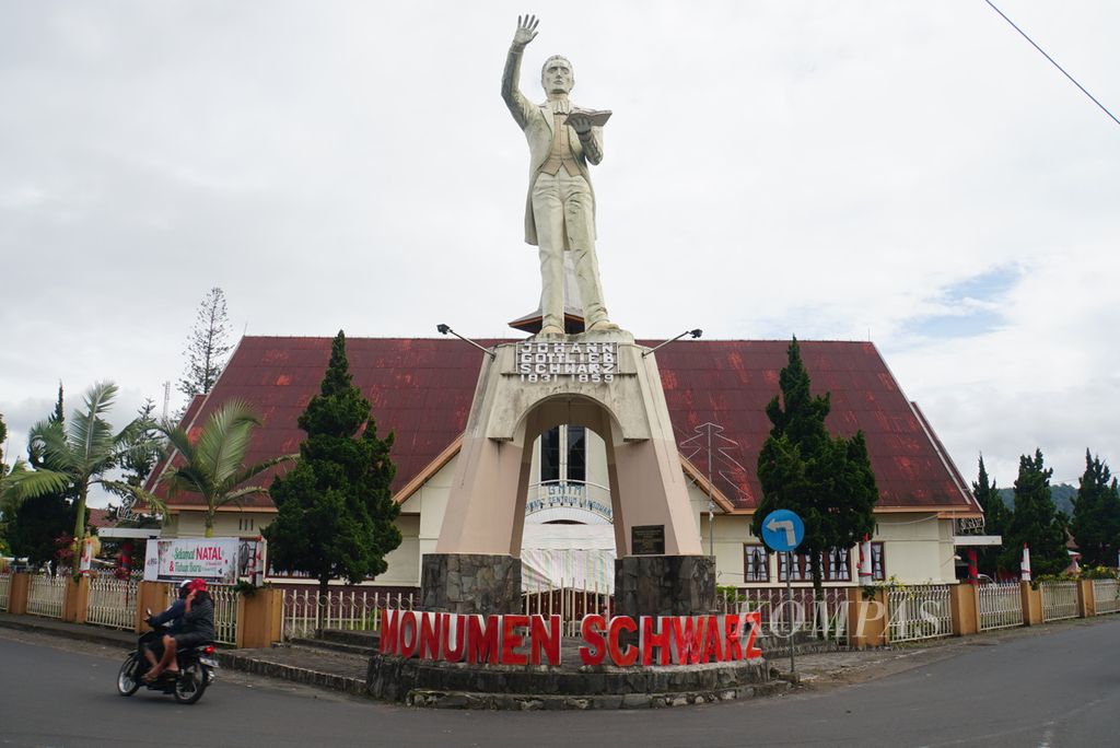 Gereja Masehi Injili di Minahasa (GMIM) Schwarz Sentrum Langowan yang berdampingan dengan Monumen Schwarz yang lama di Desa Koyawas, Langowan Barat, Minahasa, Sulawesi Utara, ditutup pada Kamis (24/12/2020).  