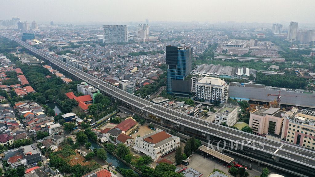 Foto aerial Jalan Tol Layang Dalam Kota seksi A ruas Kelapa Gading-Pulo Gebang di Kelapa Gading, Jakarta Utara, Selasa (31/8/2021). 
