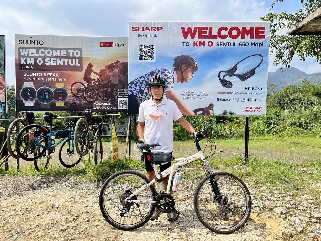 Direktur Eksekutif Netgrit Hadar Nafis Gumay (62) saat menyelesaikan rute bersepeda di Kilometer Nol, Sentul, Kabupaten Bogor, Jawa Barat, Minggu (19/6/2022). 