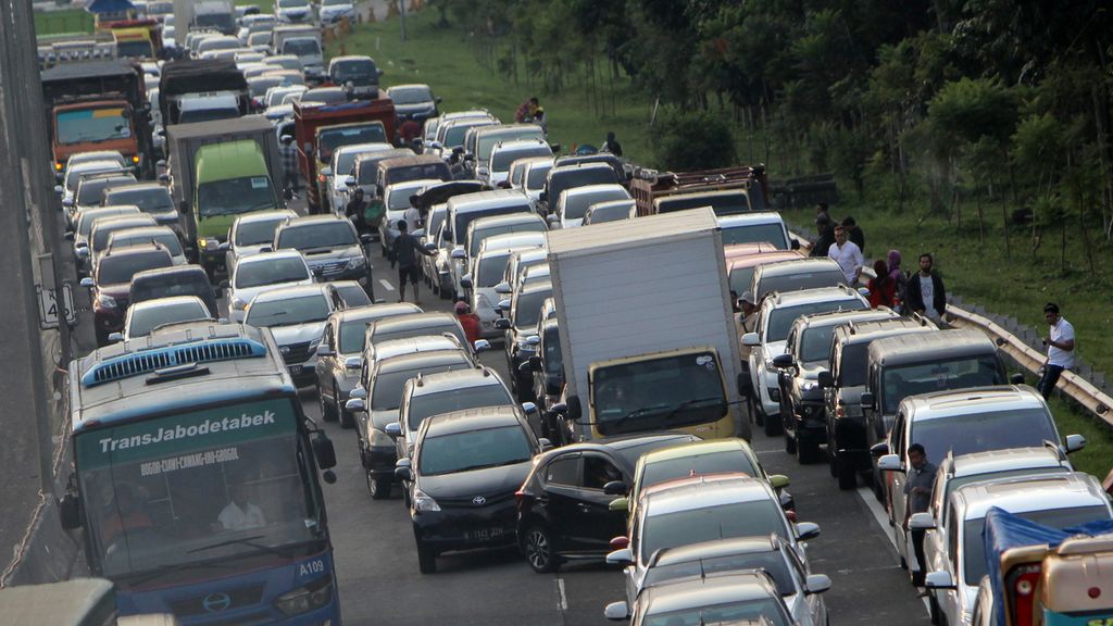 Kemacetan di akses keluar Tol Jagorawi menuju Puncak di Gadog, Kabupaten Bogor, saat diberlakukan akses satu arah dari arah Puncak menuju Jakarta, Sabtu (6/6/2020).  