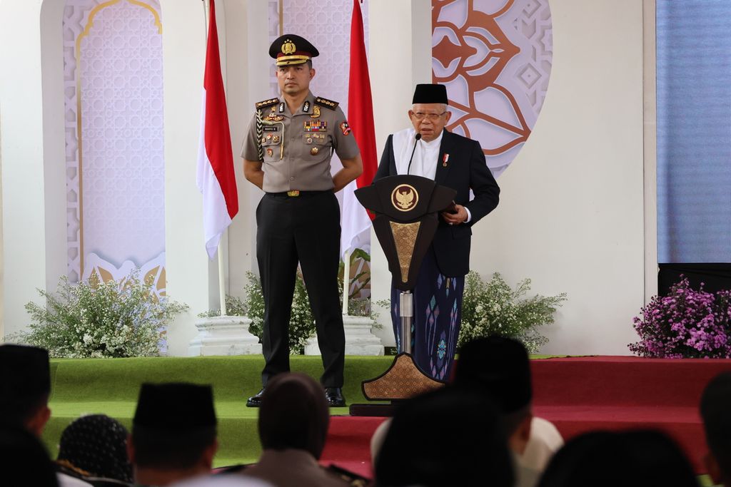 Wakil Presiden Ma'ruf Amin memberikan sambutan di Haul ke-52 KH Ahmad Ma'shoem di Pondok Pesantren Kauman Lasem, Kabupaten Rembang, Jawa Tengah, Sabtu (27/1/2024).