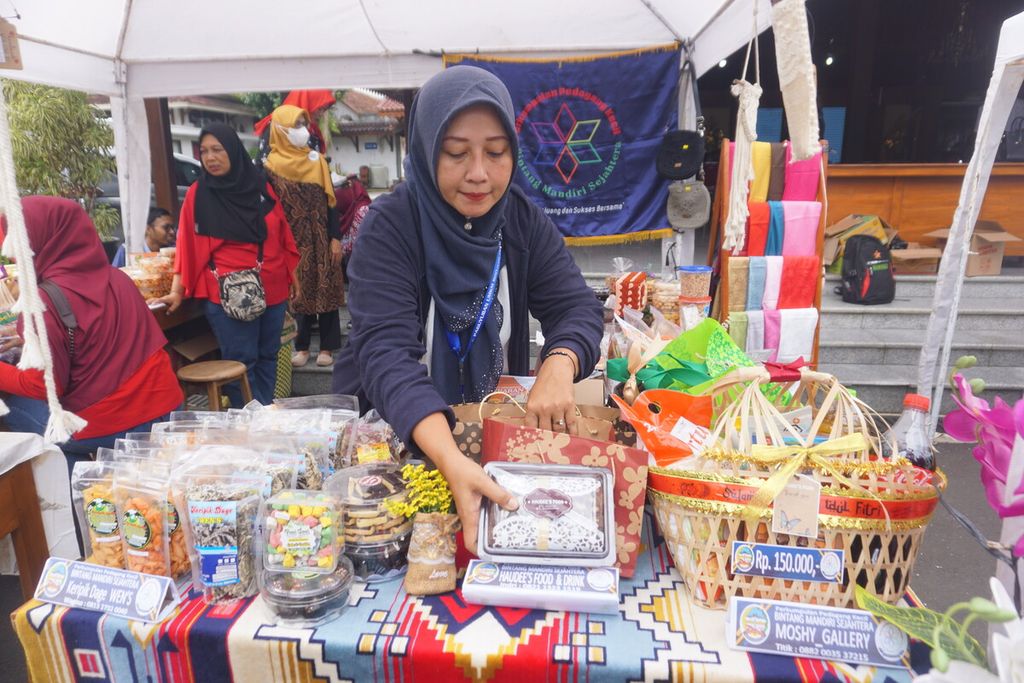 Salah satu pelaku UMKM menata produknya saat Pameran Parsel Ramadhan di Pendopo Si Panji, Purwokerto, Kabupaten Banyumas, Jawa Tengah, Jumat (31/3/2023).