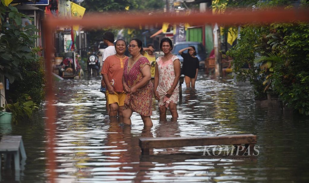 Warga beraktivitas saat banjir di Bungurasih, Kecamatan Waru, Sidoarjo, Jatim, Selasa (6/2/2024). 