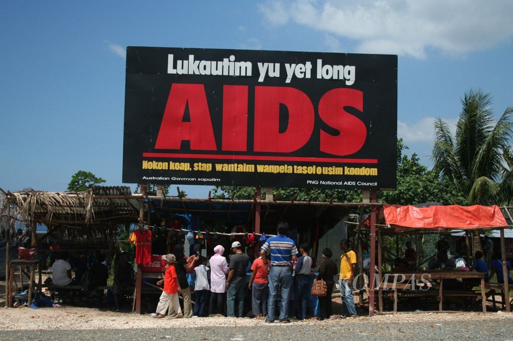 Baliho AIDS menyambut para pendatang di garis perbatasan negara Papua Niugini dengan Kabupaten Jayapura, Papua. Seakan hendak mengingatkan kepada pendatang untuk memakai pelindung agar tidak tertular virus mematikan ini. Persebaran HIV/AIDS di perbatasan kedua negara masih tergolong tinggi, (12/08/2007)