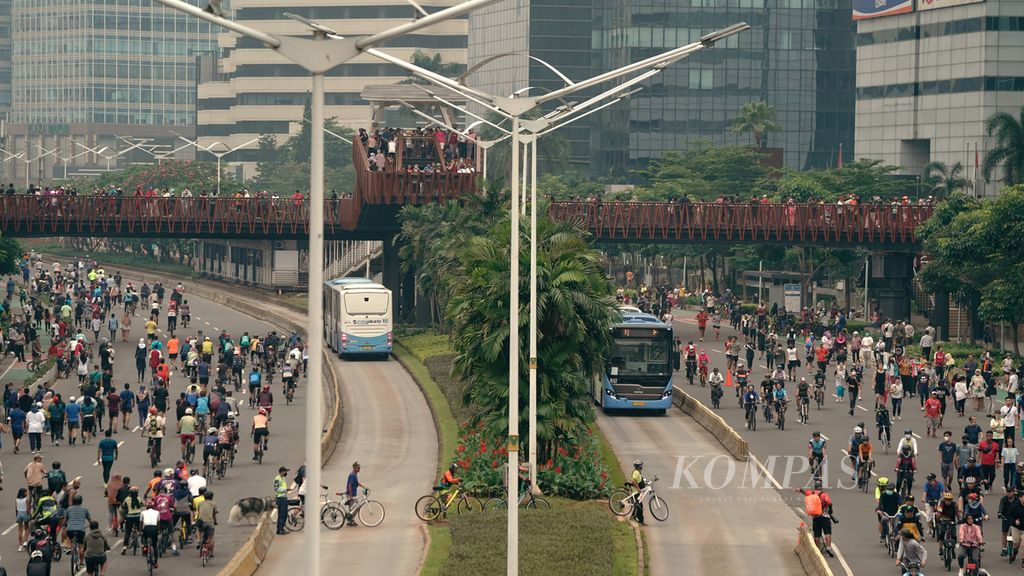 Warga berolahraga memanfaatkan hari bebas kendaraan bermotor (HBKB) di Jalan Sudirman, Jakarta Selatan, Minggu (22/5/2022).