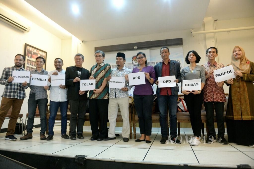 Koalisi Masyarakat Sipil menyampaikan pernyataan sikapnya terkait upaya pemidanaan anggota Komisi Pemilihan Umum (KPU) oleh Oesman Sapta Odang (OSO) terkait pencalonan dirinya sebagai anggota DPD di Media Center KPU RI Jakarta, Rabu (30/1/2019). 