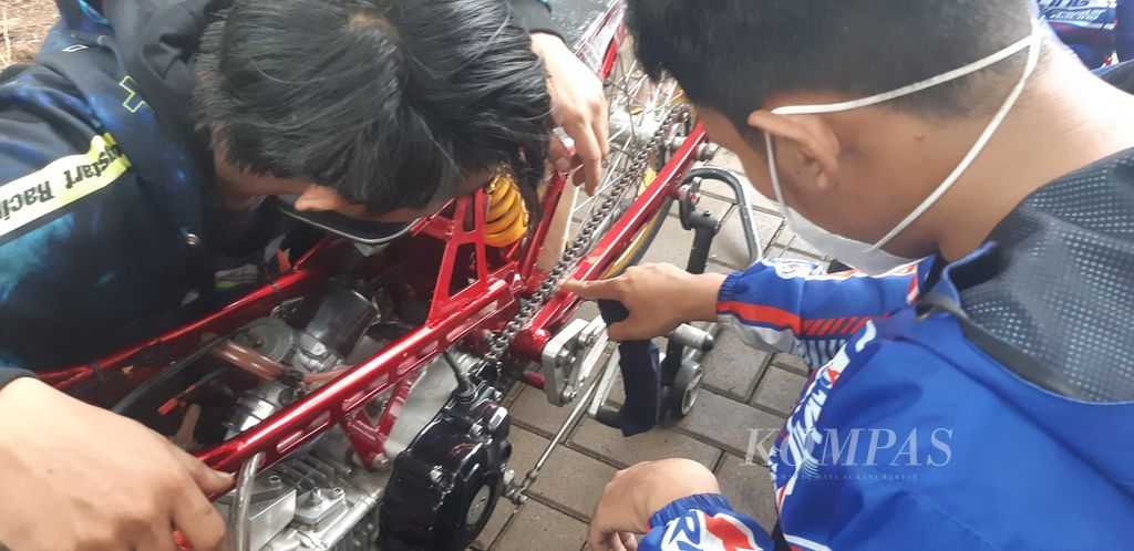 Mekanik motor balap modifikasi tengah mengecek motornya sebelum mengikuti latihan dalam acara Street Race Polda Metro Jaya, di Ancol, Pademangan, Jakarta Utara, Minggu (16/1/2022).